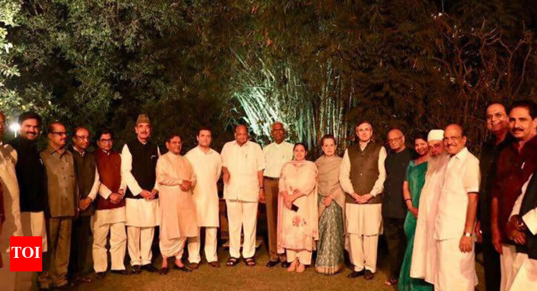 Sonia Gandhi hosts dinner for opposition parties - Times of India