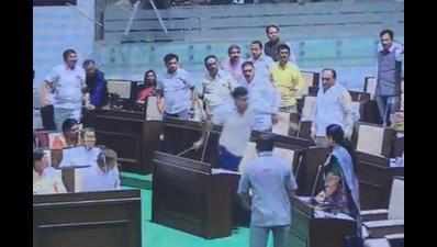 Cong MLAs walk out after suspension