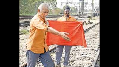 Trackman's red towel saves lives of train passengers