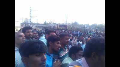 Protest by commuters affects suburban trains on Chengalpet –Tambaram section