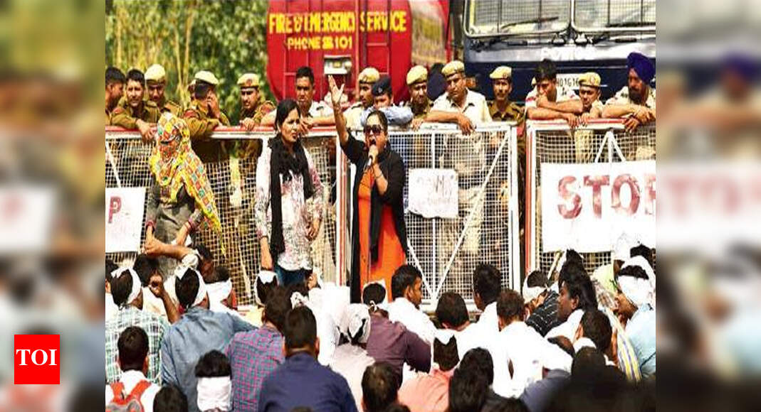 Ishwar Singh Commuters hassled after extension lecturers block housing