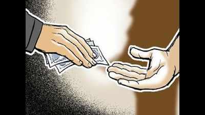 2 cops caught taking bribe, suspended