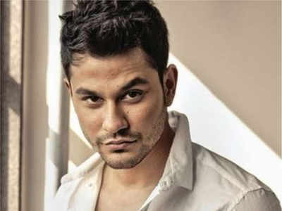 Kunal Kemmu gets a schooling on road safety by Mumbai police