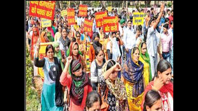 Teachers stage protest demanding salary hike