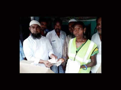 Sanitary worker returns Rs 1 lakh to shop owner