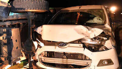 A deadly accident, rescue and clearing up ops on the Yamuna Expressway