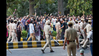 JNU protest march runs into police wall, students and scribes hurt