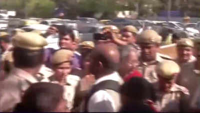 Journalists stage protest outside Delhi police headquarters