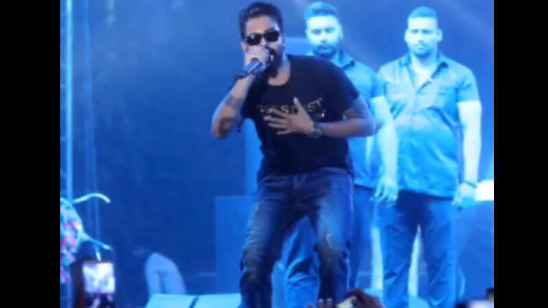 'Badnam' singer Mankirt Aulakh performs at Hans Raj College