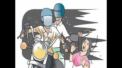 Bikers flee with Panchkula teacher’s gold chain