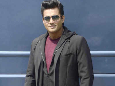 Madhavan opts out of film due to shoulder injury