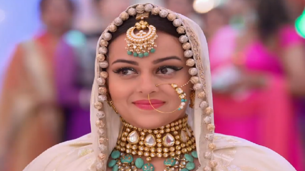 Beautiful 'Ishqbaaz' Anika's Beautiful Wedding Dress - YouTube