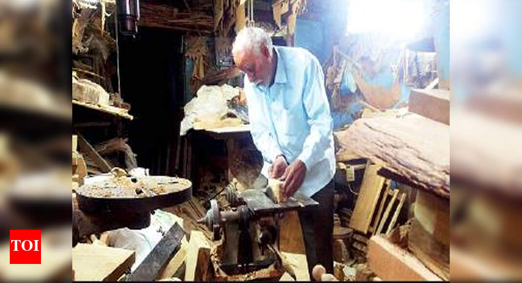 Woodcraft traders, artisans in Pune struggle to carve out a stable