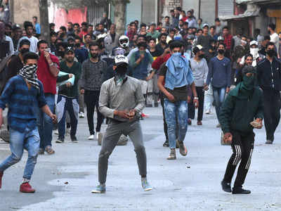 Stone-pelters attack tourists in J&K, 4 hurt