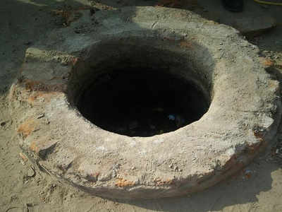 Girl falls into open manhole, mom saves her