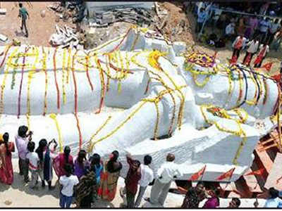 Poll code scare: 62-foot Hanuman stranded on Bengaluru highway