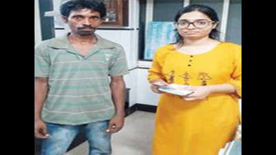 Ragpicker returns bag containing over Rs 30,000 to woman
