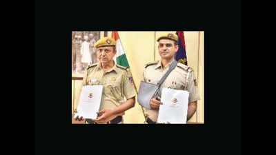 Bravery award for 2 cops who fought off five goons