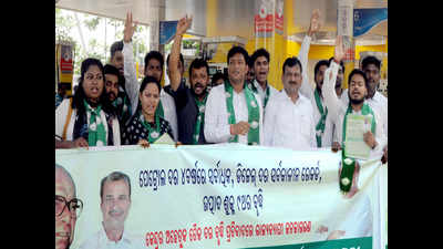 Bhubaneswar: BJD workers stage protest over fuel price