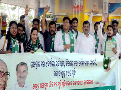 Bhubaneswar: BJD workers stage protest over fuel price