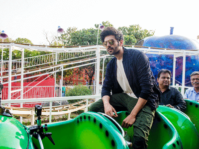Kartik Aaryan gets up, close and personal with his fans at an amusement park event