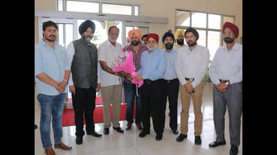 Youth Congress workers felicitate Ludhiana mayor