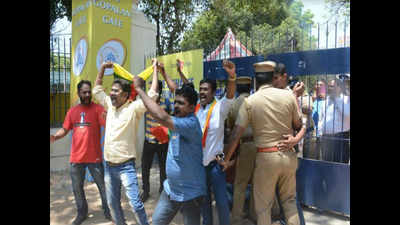Cauvery issue: Tamil outfit members stage protest outside IPL venue