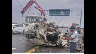 Kannauj: 3 killed, 6 injured in Agra-Lucknow e-way accident
