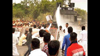Youth Congress workers jam housing board light point