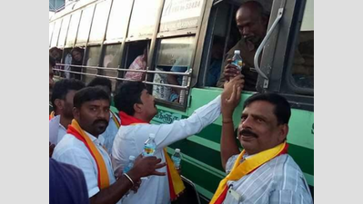 Cauvery issue: Pro-Kannada outfit members distribute drinking water to passengers from Tamil Nadu