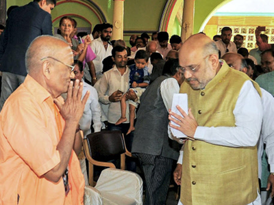 Slogan-shouting supporters of Amit Shah inside mutt irk devotees