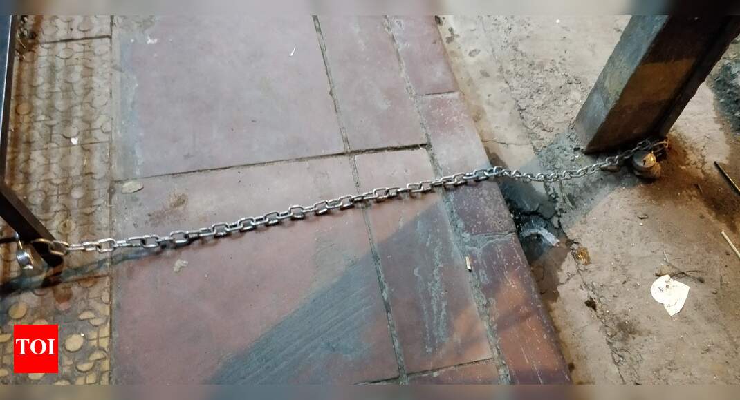 Chain across pavement - Times of India