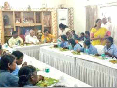Uttara Kannada MP Hegde lingers at Yeddyurappa's breakfast with Dalits