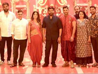 Photo: Chiranjeevi visits Allu Arjun on the sets of 'Naa Peru Surya' | Telugu Movie News - Times of India Photo: Chiranjeevi visits Allu Arjun on the sets of 'Naa Peru Surya' | Telugu Movie News - Times of India