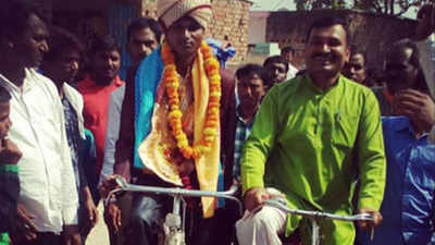 UP: Groom pedals to bride's house in Pratapgarh