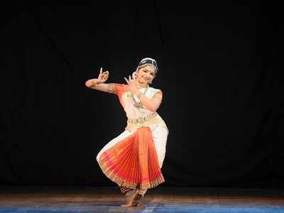 Junior performs arangetram to fulfill her lifelong passion for Bharatanatyam  dance – The Lowell