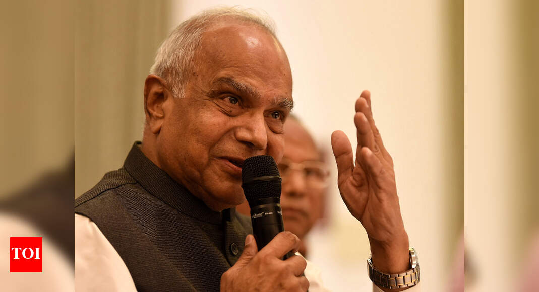 Governor Banwarilal Purohit gets flak after patting woman journo on ...