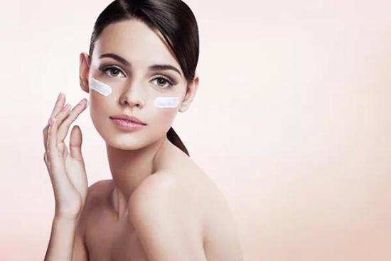 Check out these morning beauty hacks that will keep you looking fresh all day!