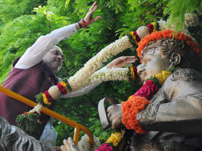 BJP chief's garland misses Basavanna; Yeddyurappa gets it right