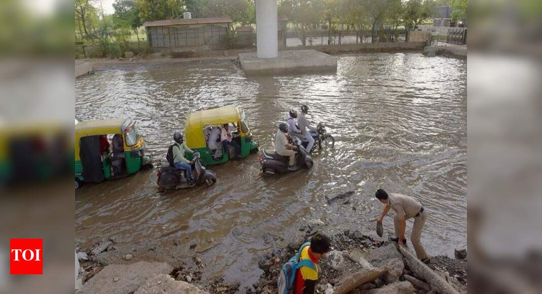 Delhi Water pipeline bursts near Nizamuddin; massive traffic jam in