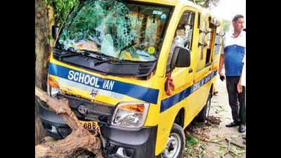 4 kids get hurt in school van crash