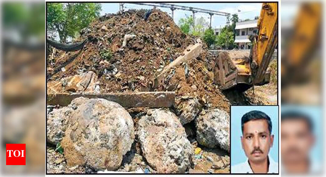Auto driver relieving himself dies as mound of earth dumped on him