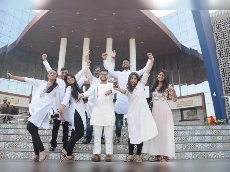 college convocation dress