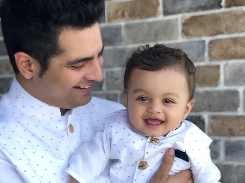 Yeh Rishta's Karan Mehra and son Kavish twinning in white is super adorable  - Times of India