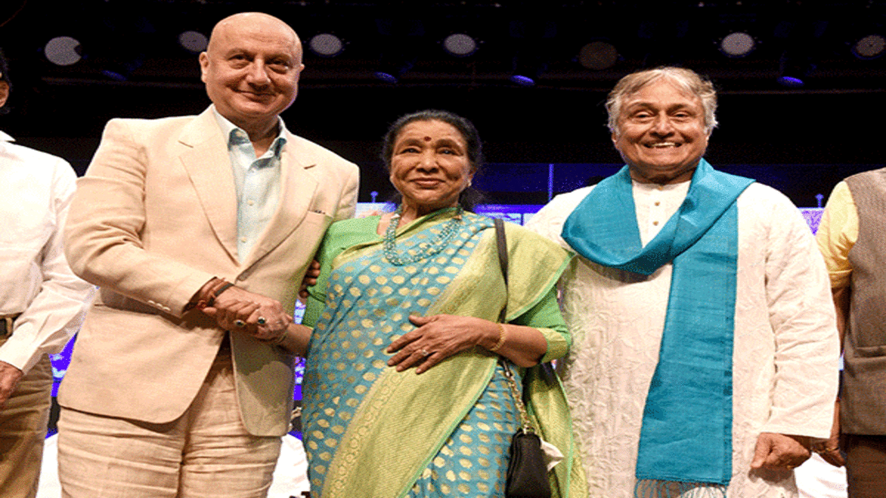 Anupam Kher: I am very happy to receive the Master Deenanath Mangeshkar  award, it only means that I will work harder and do much more work in the  future | Events Movie