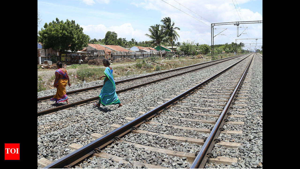 Loco Of Pallavan Exp Derails: Loco of Pallavan Express derails, several  trains delayed | Trichy News - Times of India