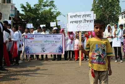 Nature walk held near Rankala, Kolhapur to mark Earth Day