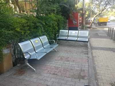 park benches placed without grouting them