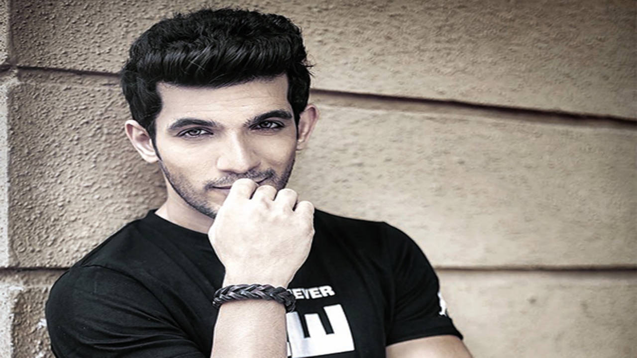 Arjun Bijlani quits smoking; in a tweet writes 'New Year's resolution is  working' - Times of India