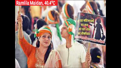 Supporters brave searing heat to lend voice to Congress rally